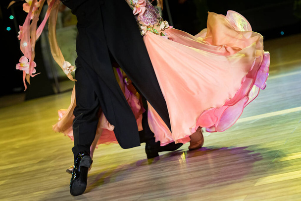 casal dança dança padrão na pista de dança - Foto, Imagem