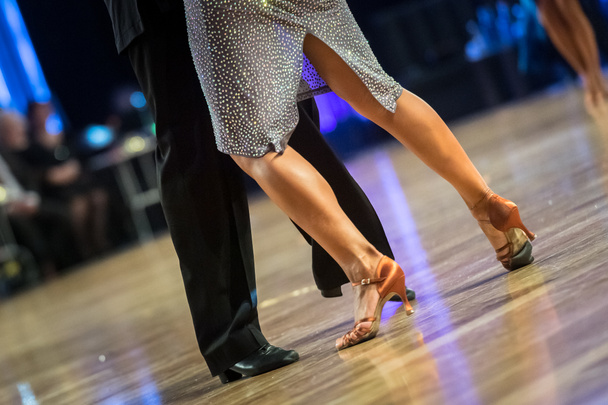 pareja bailando baile latino en la pista de baile - Foto, Imagen