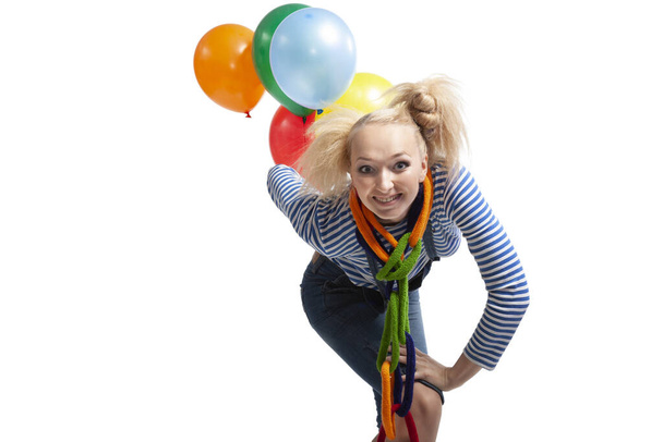 klaun dziewczyna z balony taniec, skoków, grymaszenie i grimacing w studio rzeźbione na białym tle - Zdjęcie, obraz