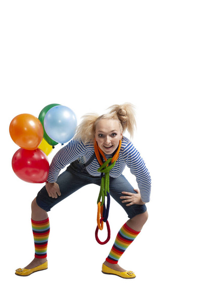 Clownmädchen mit Luftballons, die tanzen, springen, Grimassen und Fratzen im Studio auf weißem Hintergrund - Foto, Bild