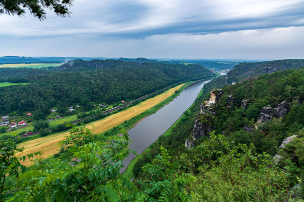 Ο ποταμός Έλβα στη Σαξονική Ελβετία κοντά στη Δρέσδη σε μια συννεφιασμένη ημέρα - Φωτογραφία, εικόνα
