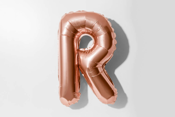 R harfi, Rose altın folyolu balon alfabesi Kırpma Yolu ile beyaz bir arkaplanda izole - Fotoğraf, Görsel