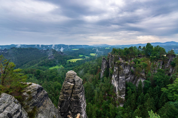 Spousta skal v Saském Švýcarsku u Drážďan s mraky a mlhou - Fotografie, Obrázek