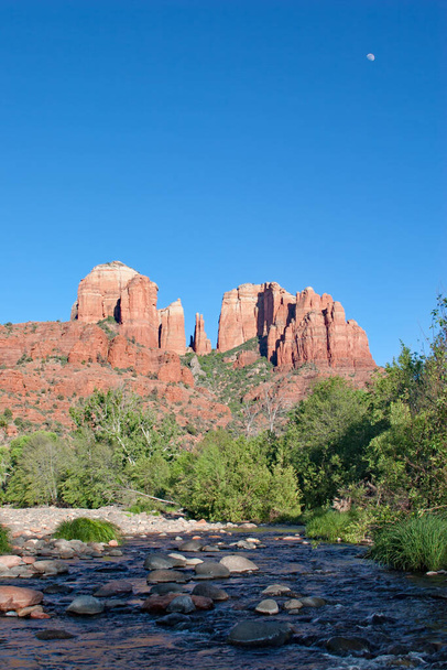 Cathedral Rock and Oak Creek keskellä vihreää kesälehteä lähellä Sedonaa, Arizonaa
. - Valokuva, kuva