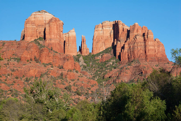 Cathedral Rock yläpuolella vihreä kesä lehtien lähellä Sedona, Arizona
. - Valokuva, kuva