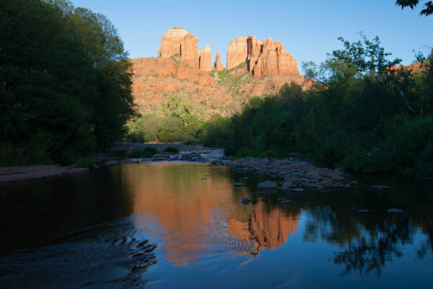 Cathedral Rock heijastuu Oak Creek keskellä vihreä kesä lehtien lähellä Sedona, Arizona
. - Valokuva, kuva