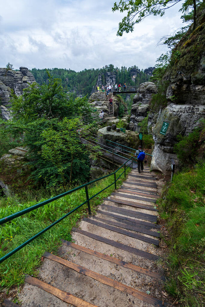 Varios pasos y puentes cerca del famoso puente Bastei en la Suiza sajona
 - Foto, imagen