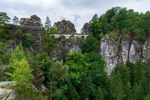 曇りの日には、スイスのザクセン州にある有名な橋バスティブルケ - 写真・画像