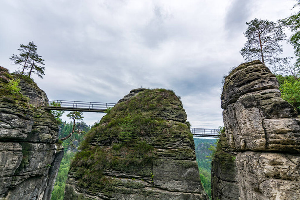 Металевий міст біля знаменитого мосту Бастей у Саксонській Швейцарії. - Фото, зображення