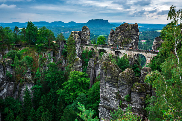 Die berühmte Basteibrücke in der Sächsischen Schweiz an einem bewölkten Tag - Foto, Bild