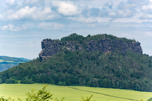 Güneşli bir günde Sakson İsviçre 'deki Lilienstein kaya oluşumu. - Fotoğraf, Görsel