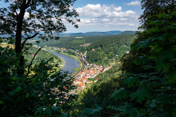 Die Elbe von der Festung Königstein in der Sächsischen Schweiz an einem sonnigen Tag - Foto, Bild