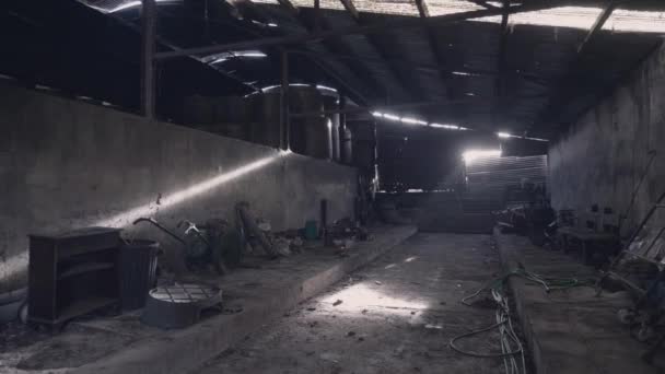 Εγκαταλελειμμένο κτίριο αγρόκτημα αργή βόλτα μέσα - Πλάνα, βίντεο