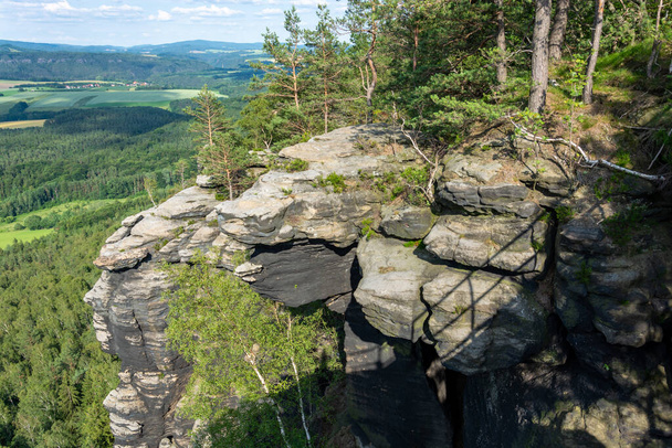 De rotsformatie Lilienstein in het Saksische Zwitserland op een zonnige dag - Foto, afbeelding