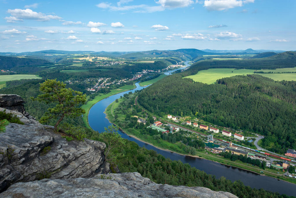 The river Elbe seen from the mountain Lilienstein on a sunny day - Foto, Imagen