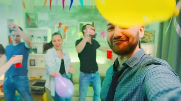 Pov of cheerful young man in a room partying with his friends - Filmmaterial, Video
