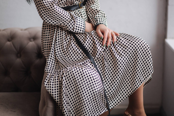 Kıyafetlerini gösteren çekici genç bir model. Zarif esmer kadın için bahar koleksiyonları. Güzel gri bahar elbisesi - Fotoğraf, Görsel
