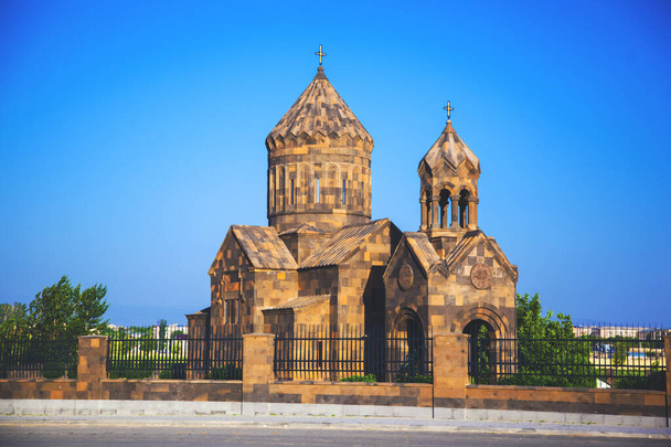 Ermenistan 'da mavi gökyüzü altında kilise - Fotoğraf, Görsel