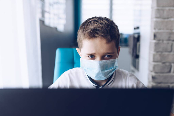 Child in protective medical mask. Quarantine during coronavirus - Foto, imagen