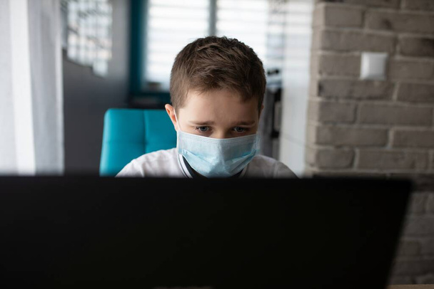 Bambino in maschera protettiva medica. Quarantena durante il coronavirus
 - Foto, immagini