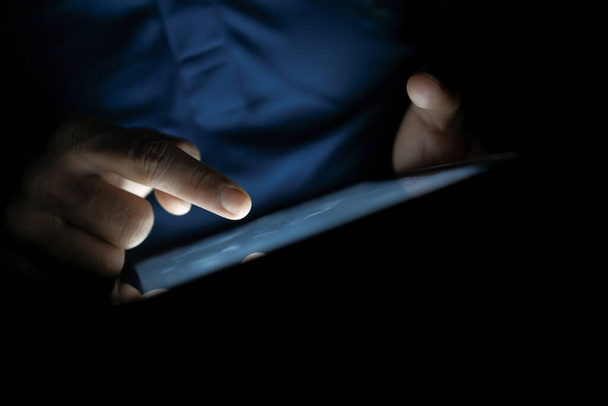 Primer plano del hombre uso de la mano tableta digital por la noche
  - Foto, imagen