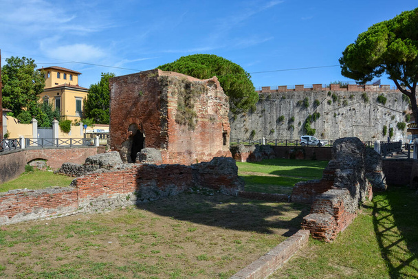 Les ruines appelé en italien "Bagni di Nerone" près de la tour de Pise
 - Photo, image