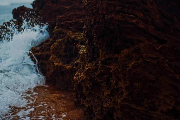 Буря в океані, морські хвилі падають на скелі на узбережжі пляжу, природа і водні пейзажі
 - Фото, зображення