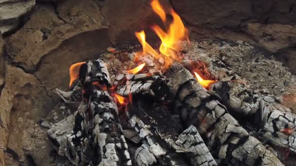 Eccellente soddisfacente colpo da vicino su legna che brucia lentamente con fiamma di fuoco arancione in accogliente atmosfera camino in muratura
 - Filmati, video
