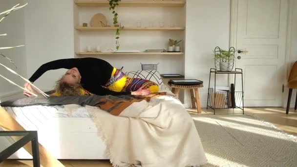young beautiful woman doing yoga at home. - Video, Çekim