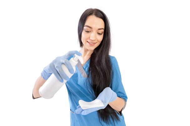 Naislääkäri, jolla on nestemäinen saippua ja joka aikoo käyttää sitä - eristetään valkoisella
 - Valokuva, kuva