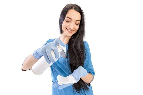 γυναίκα γιατρός εκμετάλλευση και έτοιμος να χρησιμοποιήσει ένα υγρό σαπούνι - απομονώνονται σε λευκό - Φωτογραφία, εικόνα