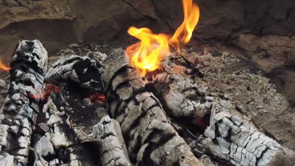 Hervorragende befriedigende Nahaufnahme auf langsam brennendes Holz mit orangefarbener Feuerflamme in gemütlicher gemauerter Kaminatmosphäre - Filmmaterial, Video