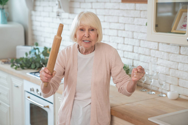 Cocinar con amor. Atractiva anciana cocinando en la cocina. Alegre abuela está horneando
. - Foto, Imagen