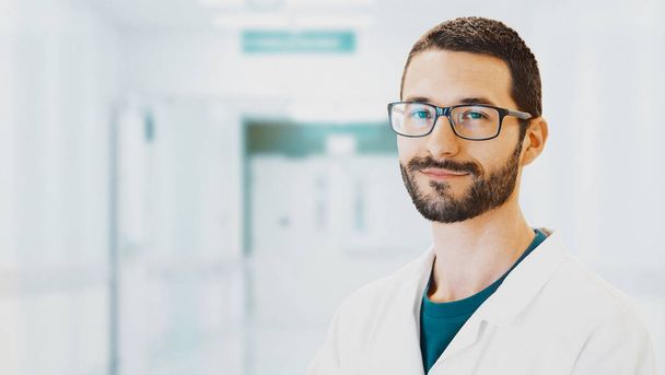 Salud, profesión, personas y concepto de medicina - médico varón sonriente
 - Foto, Imagen