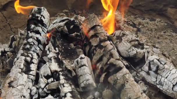 Doskonałe satysfakcjonujące zbliżenie strzał na drewno spalania powoli pomarańczowy ogień płomień w przytulnej atmosferze kominka z cegły - Materiał filmowy, wideo