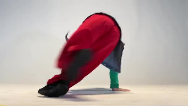 child dancing breakdance, fast leg work, cheerful dance, boy dancing in a hat - Footage, Video