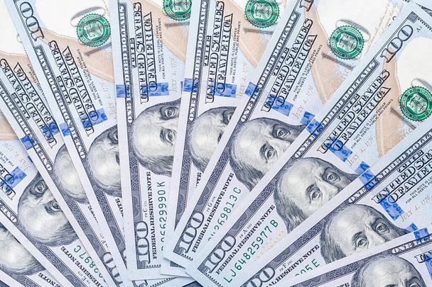 fragment élargi de nombreux nouveaux billets de cent dollars américains avec un portrait du président Benjamin Franklin
 - Photo, image