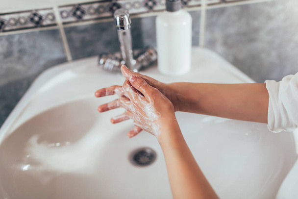Garçon se lavant les mains dans la salle de bain. Protection contre les virus et les bactéries. Gros plan
. - Photo, image