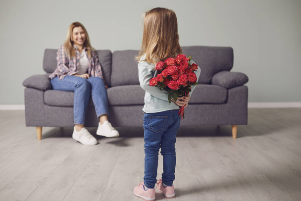Happy mothers day. Daughter gives mom flowers. - Valokuva, kuva
