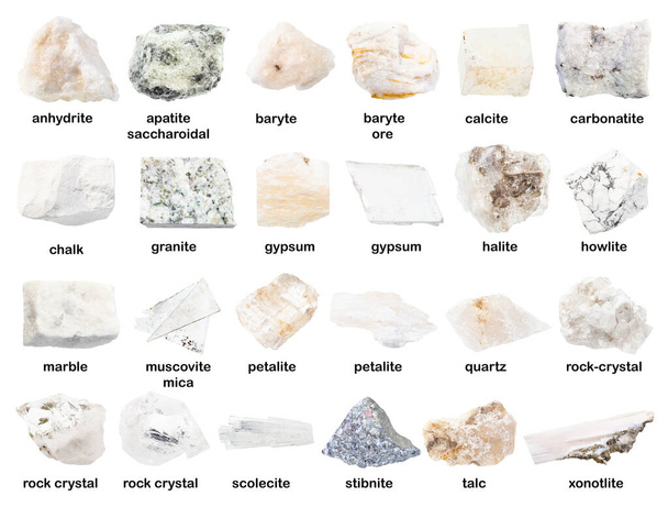 fehér alapon izolált különböző csiszolatlan fehér kövek (gránit, gipsz, petalit, barit, üvöltés,, kőkristály, márvány, karbonit, kréta, anhidrit, xonotlit, scolecite stb.) - Fotó, kép