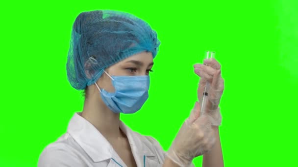 Young female doctor or researcher filling syringe with vaccine. - Materiał filmowy, wideo