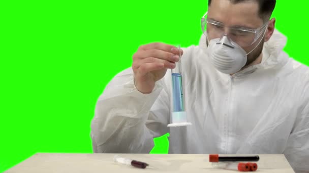 Scientist working hard to find treatment for coronovirus. - Materiał filmowy, wideo