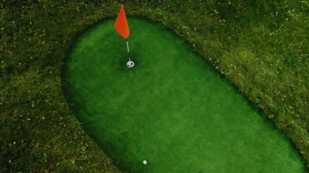 Κοντινό πλάνο του παίκτη γκολφ χρησιμοποιώντας μπαστούνι για να βυθιστεί σύντομη putt στην τρύπα - Πλάνα, βίντεο