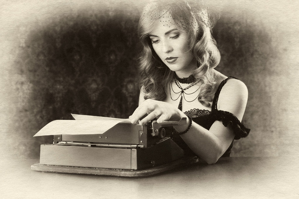 mulher e máquina de escrever vintage
 - Foto, Imagem