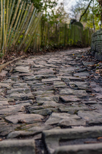 Wąska kamienna ścieżka biegnąca obok małego kościoła w Anglii - Zdjęcie, obraz