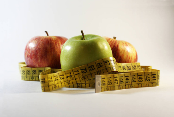 Manzanas y cinta para medir el volumen corporal, dieta
. - Foto, imagen