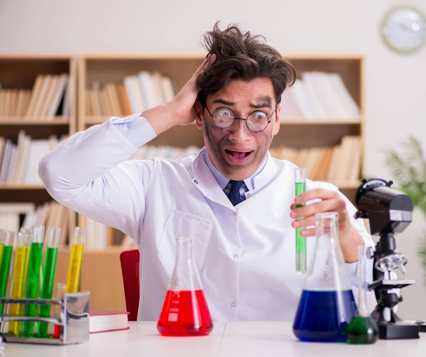 Médico cientista louco louco fazendo experimentos em um laboratório - Foto, Imagem