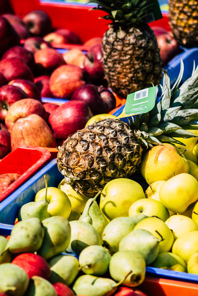 Limassol Kypr Březen 14, 2020 Pohled na různé ovoce prodávané ráno na trhu Limassolu - Fotografie, Obrázek