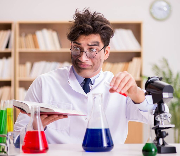 Médico científico loco loco haciendo experimentos en un laboratorio - Foto, Imagen