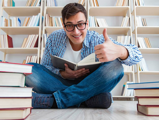 Jonge student studeert met boeken - Foto, afbeelding